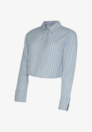 Jasnoniebieska krótka koszula na guziki z długimi rękawami i cienkimi pionowymi ciemnoniebieskimi paskami.