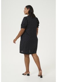 Kaffe Curve KAFFE CURVE KCBEATHEA SHORT SLEEVE DRESS - Dnevna obleka - black chalk dot