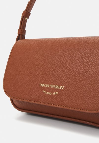 Braune Leder-Crossbody-Tasche mit strukturiertem Oberfläche, goldfarbener Logo-Detaillierung und einem gemusterten Riemen. Kompakte rechteckige Form.