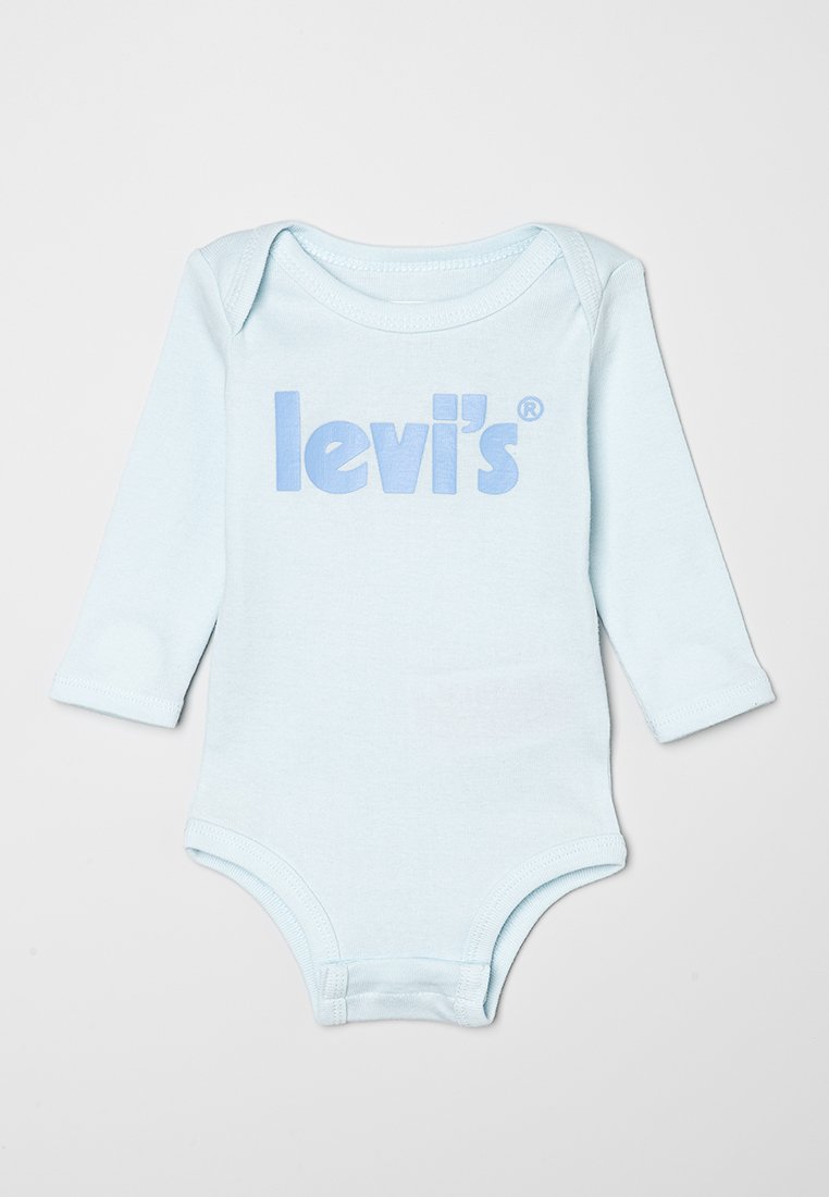 Bodysuit de bebé de manga larga en azul claro, hecho de algodón suave, con un destacado logo azul de Levi's en el frente y cierre a presión en la parte inferior.