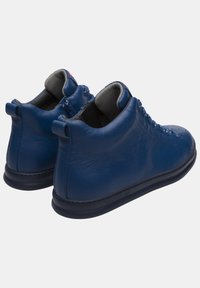 Niebieskie skórzane buty z teksturowanym wykończeniem, niskim krojem i szarym wykończeniem wnętrza. Charakteryzują się minimalnym przeszyciem i czarną gumową podeszwą.