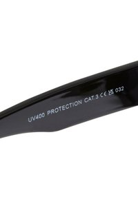 Mustad musta värvi prillid, millel on stiilne disain. Sisemiselt on kantud UV400 kaitse ja kategooria 3 sertifikaat.