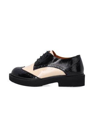 Zwarte en beige leren schoenen met een glanzende afwerking, brogue-details, ronde neus en een dikke zwarte zool. Voorzien van veters en decoratieve patronen.