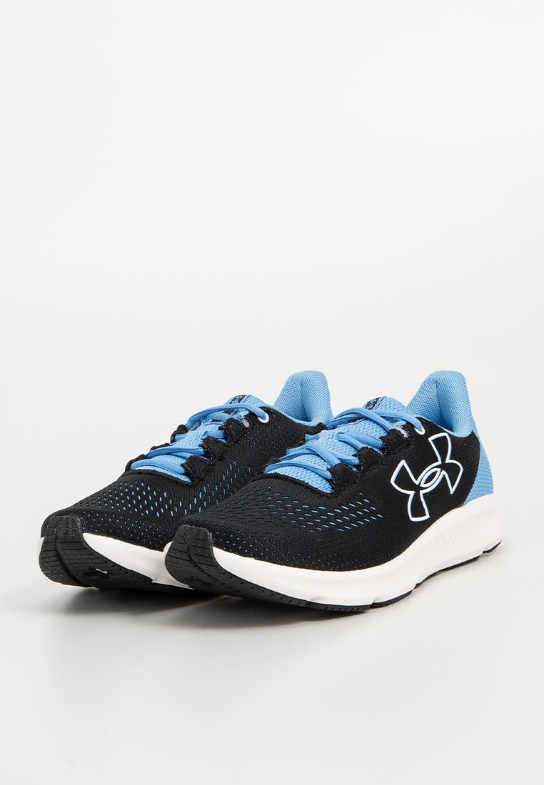 Zapatillas deportivas negras con acentos azules, parte superior de malla para transpirabilidad, punta redondeada, suela blanca plana, con detalles en patrón negro y azul.