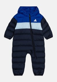 Tuta da neve imbottita blu e blu navy con cappuccio, dotata di chiusura con zip, design a strisce orizzontali e polsini elasticizzati. Logo Adidas in evidenza.