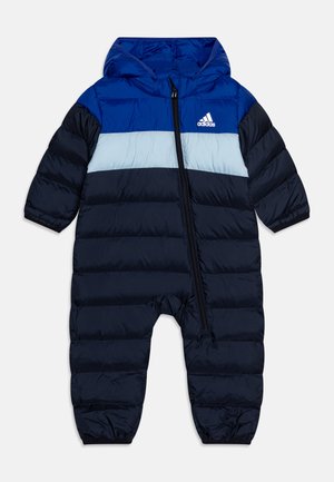 Tuta da neve imbottita blu e blu navy con cappuccio, dotata di chiusura con zip, design a strisce orizzontali e polsini elasticizzati. Logo Adidas in evidenza.