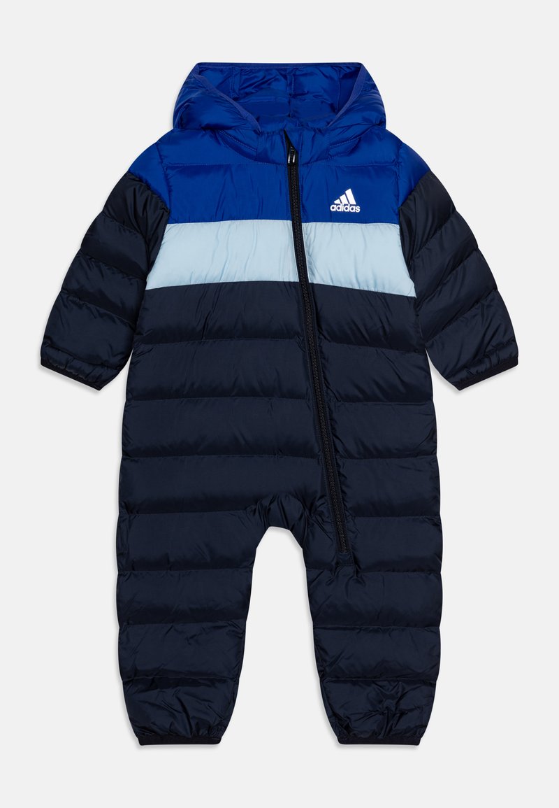 Blå og marineblå puffer snøsuite med hette, med glidelås, horisontalt fargeblokkdesign og elastiske mansjetter. Adidas-logoen vist.