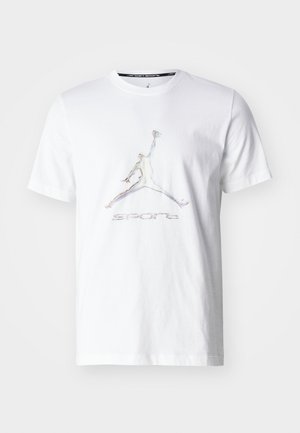 T-shirt bianca in cotone con un logo Jumpman multicolore e la parola "SPORTS" sotto, con maniche corte e scollo rotondo.