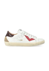 Sneaker bianchi a basso profilo con suola beige, dettaglio a chevron rosso, patch sul tallone marrone e lacci bianchi. Aspetto leggermente usato.