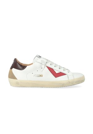 Sneaker bianchi a basso profilo con suola beige, dettaglio a chevron rosso, patch sul tallone marrone e lacci bianchi. Aspetto leggermente usato.