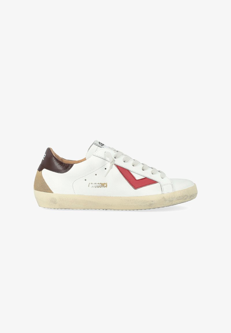Sneaker bianchi a basso profilo con suola beige, dettaglio a chevron rosso, patch sul tallone marrone e lacci bianchi. Aspetto leggermente usato.