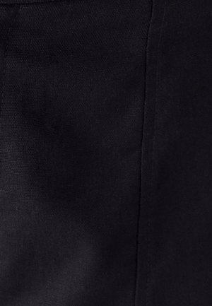 Tela negra con textura mate, que presenta una superficie suave y líneas de costura visibles a lo largo de las costuras.