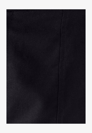 Černá tkanina s matnou strukturou, která má hladký povrch a viditelné švy podél spojů.