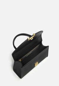 Sac à main en cuir noir au design structuré, avec des accessoires en or, une anse supérieure et une poche zippée intérieure. Texture lisse et forme rectangulaire.
