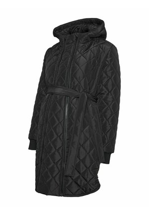 Cappotto imbottito nero con cappuccio e cintura in vita, caratterizzato da una superficie liscia, motivo a diamante e polsini elasticizzati. Chiusura frontale con zip.