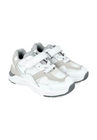 Zapatillas deportivas blancas y grises que presentan una textura de malla y ante, correas ajustables, puntera redondeada y suela de goma estriada.