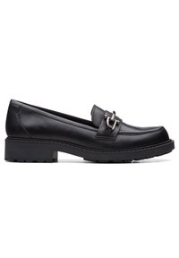 Mocassin en cuir noir avec semelle épaisse, détail boucle argentée et couture apparente, sur fond blanc, vue latérale.