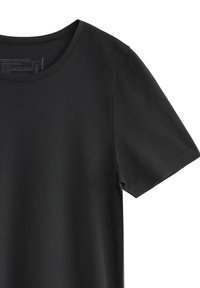 T-shirt nera a maniche corte con colletto rotondo, realizzata in tessuto morbido; presenta un'etichetta con tecnologia anti-sudar all'interno.