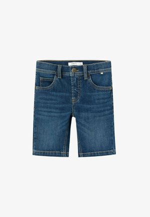 Dunkelblaue Jeans-Shorts mit Gürtelschlaufen, Vorderknopf und Taschen, auf weißem Hintergrund dargestellt.