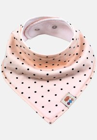 Roze katoenen bandana slab met zwarte stippen, met drukknoopsluiting en een klein label in een hoek. Zachte textuur en driehoekige vorm.