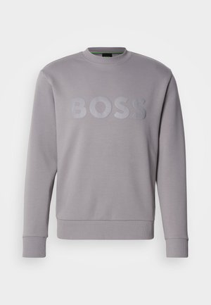 Sudadera gris con cuello redondo, mangas largas y logo "BOSS" en relieve en el pecho; hecha de tela suave con puños y dobladillo acanalados.