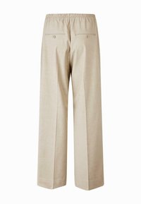 Pantaloni larghi beige con vita elastica, dotati di due tasche posteriori con chiusura a bottone e un tessuto testurizzato.