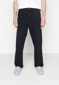 Černé džíny s rovnými nohavicemi z denimu, s předním zapínáním na knoflíky, dvěma bočními kapsami a čistým designem bez ozdob.