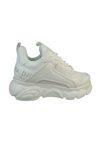 Kraftig hvid sneaker med tyk tekstureret sål, mesh og læderoverdel, snørelukning foran samt trækstropper på tung og hæl.