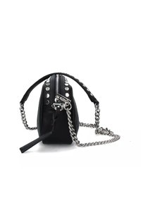 Borsa nera con borchie argento, chiusura con cerniera e tracolla a catena. Presenta una superficie texture e una nappina laterale. Forma rettangolare compatta.
