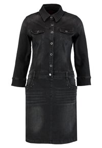 Svart denimklänning med knäppning fram, långa ärmar, två bröstfickor, smyckade sidofickor och midja som är åtsittande.