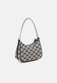 Borsa a spalla con motivo a scacchi e stampa del logo in nero e grigio. Presenta un manico in catena argentata e una chiusura con zip.