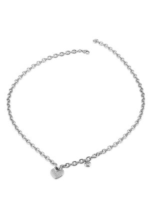 Collana in argento sterling con un grande ciondolo a forma di cuore decorato con strass e un ciondolo a forma di cuore più piccolo, entrambi appesi ai link della catena.