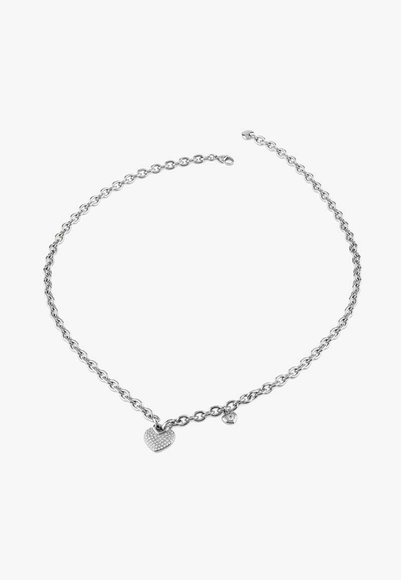 Collana in argento sterling con un grande ciondolo a forma di cuore decorato con strass e un ciondolo a forma di cuore più piccolo, entrambi appesi ai link della catena.