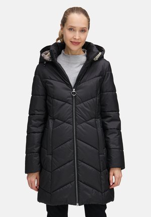 Schwarze gepolsterte Jacke mit einem Chevron-Steppmuster, Reißverschluss, Kapuze mit Kunstpelzfutter und seitlichen Taschen. Weicher, glänzender Stoff.
