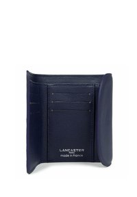 Portafoglio in pelle blu con superficie testurizzata, più scomparti per carte e logo in rilievo. Presenta un bordo liscio e curvo su un lato.