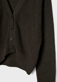Cardigan en tricot marron foncé avec un col en V, texture côtelée et cinq boutons noirs sur le devant. Ourlet arrondi et court.