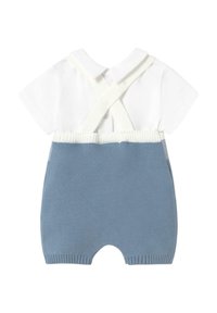 Conjunto de punto con una blusa blanca de cuello y pantalones cortos azules. Presenta tirantes cruzados y detalles acanalados, creando un diseño texturizado.