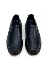 Marine leren instapschoenen met een gestructureerde afwerking, ronde neush en een contrasterende zwarte rubberen zool. Kenmerkt stikselaccenten voor detail.