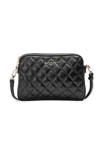 Borsa in pelle nera trapuntata con forma rettangolare, dotata di chiusura con zip, logo dorato e tracolla regolabile per il trasporto.