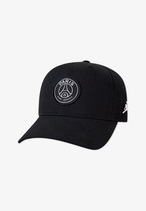 Cappellino nero con una toppa rotonda ricamata con le parole "PARIS" e "SAINT-GERMAIN", tessuto strutturato e visiera curva. Dettaglio logo bianco sul lato.