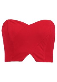 Vadderad röd crop top utan axelband med en hjärtformad u-ringning och en liten triangulär utskärning framtill i mitten.