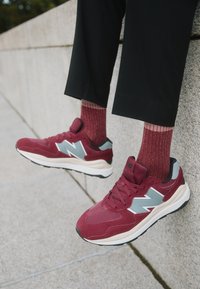 New Balance 5740 UNISEX - Sapatilhas - garnet