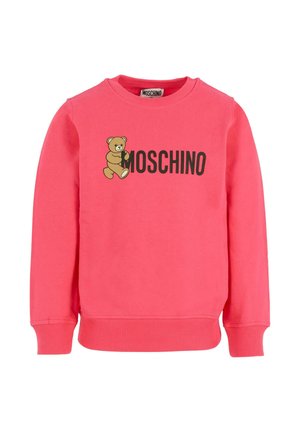 Sweatshirt rose comportant un graphique d'un ours et le logo "MOSCHINO" en noir. Conçu avec un col ras du cou et des poignets côtelés. Texture de tissu douce.