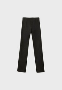 Čierne slim-fit nohavice s jemnými vertikálnymi prúžkami, vystavené plocho na svetlo šedom pozadí.