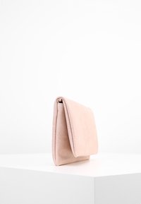 Pochette en cuir rose à texture lisse, présentant une forme rectangulaire pliée sans quincaillerie apparente.