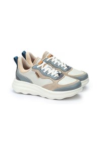 Zapatillas deportivas que presentan una mezcla de materiales en gris claro, beige y azul. Detalles texturizados, cordones blancos y un diseño de suela gruesa.