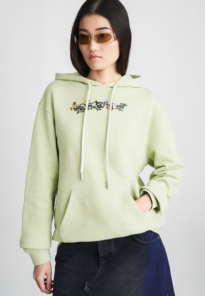 Hoodie en coton vert clair avec une poche avant, cordons de serrage réglables et une broderie florale sur la poitrine. Texture lisse, coupe décontractée.