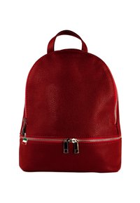 Sac à dos en cuir rouge avec une texture granulée, une forme arrondie, une poignée supérieure et deux compartiments zippés avec des accents en métal argenté.
