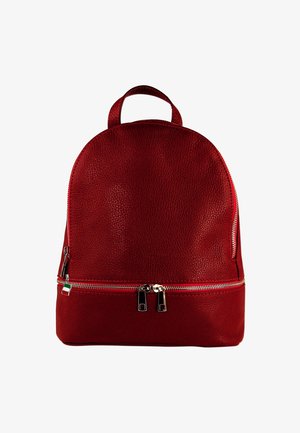 Rode leren rugzak met een geribbeld oppervlak, ronde vorm, bovenhandvat en twee met rits afgesloten compartimenten met zilveren hardware accenten.
