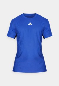 Blaues Sportshirt aus leichtem Stoff, mit kurzen Ärmeln, rundem Ausschnitt und strukturierten vertikalen Streifen; weißes Logo auf der Brust.